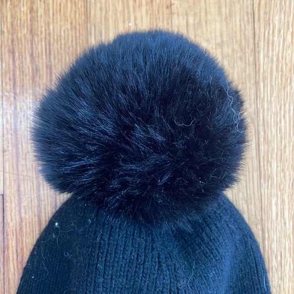 Black pompom Norla hat - Picture 2 of 4